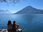 Admirando a beleza da laguna Atitlán e de seus vulcões, em San Marcos La Laguna, na Guatemala
